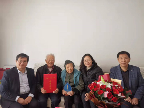 91成人
为朱凤书教授颁发获奖证书和奖牌_副本.jpg